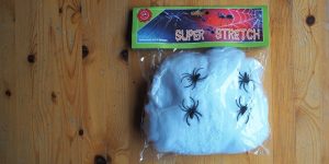 Günstige Plastik-Spinnen für die Grusel-Schnitzeljagd