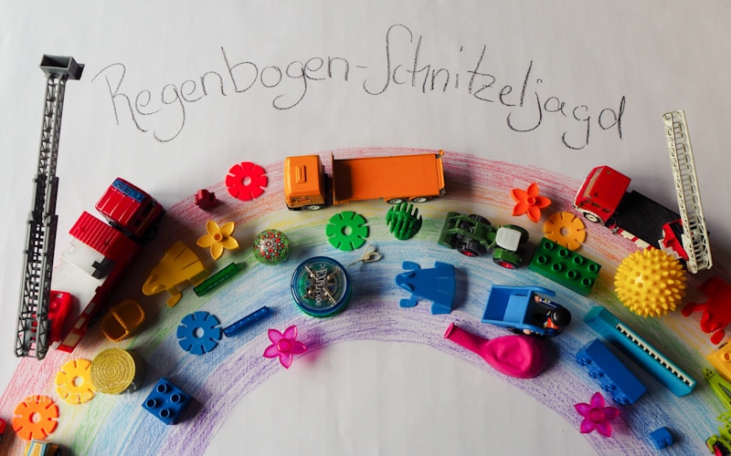 Regenbogen Schnitzeljagd: Schönes Spiel für 3-Jährige