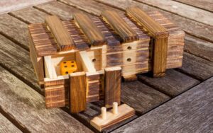 Escape Room Rätsel-Spiel: Trickkiste aus Holz