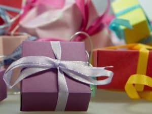 Spiele zum Geschenke auspacken an Weihnachten oder Geburtstag