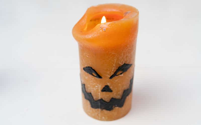 Halloween Kürbis-Kerze basteln: Anleitung für Eltern & Kinder